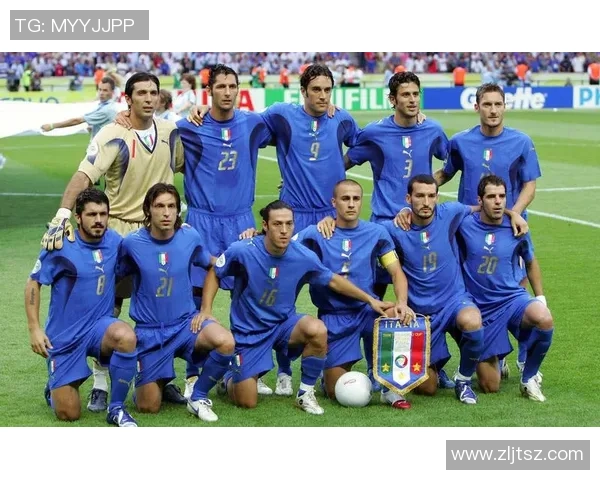 足球明星合影精彩瞬间集锦展现球场风采与友谊的完美结合 足球明星合影精彩瞬间集锦展现球场风采与友谊的完美结合