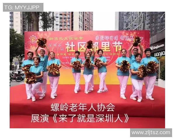 楼下踢足球的快乐时光与邻里互动的温馨瞬间