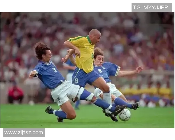 足球明星在赛场上的英俊风采尽显魅力瞬间的精彩瞬间回顾 足球明星在赛场上的英俊风采尽显魅力瞬间的精彩瞬间回顾