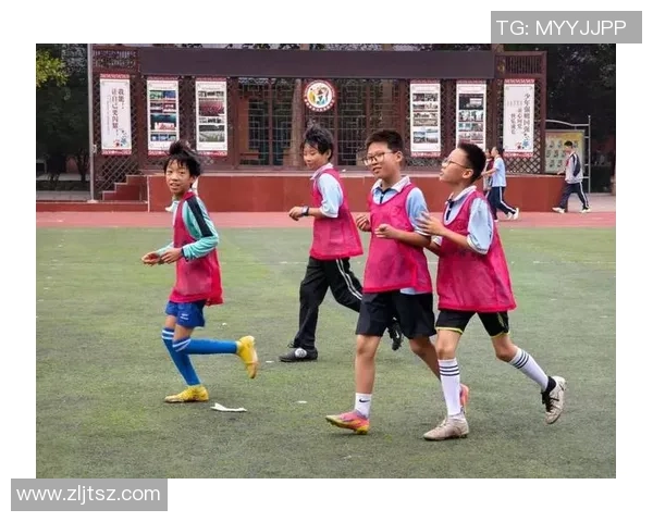 足球明星小朋友在绿茵场上挥洒汗水展现梦想与激情的精彩瞬间