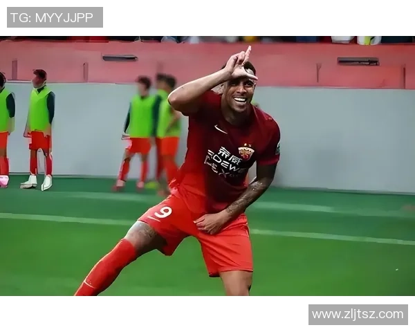 足球明星意外受伤遭遇尴尬瞬间引发球迷热议与关注