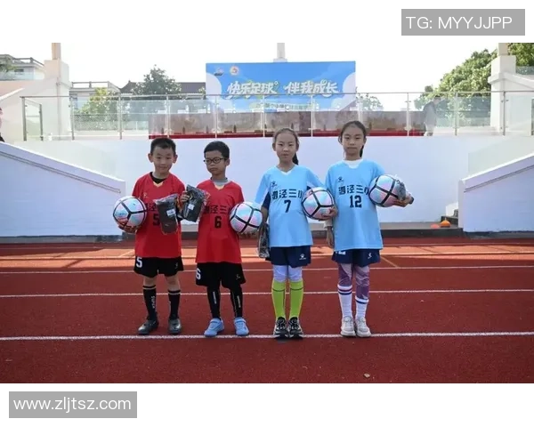 足球明星换球服瞬间与女孩的青春梦想交织的美丽画面 足球明星换球服瞬间与女孩的青春梦想交织的美丽画面