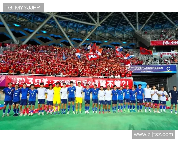 足球明星挑战足球台球精彩瞬间尽在视频中尽情享受运动的乐趣与激情