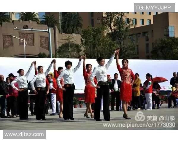 足球明星热舞广场舞展现活力与魅力引发全民健身热潮